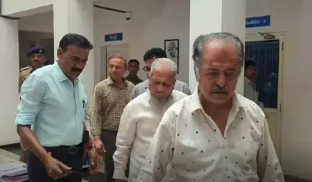 अहमदाबाद में खुद को वक्फ ट्रस्टी बताकर किराया वसूली का पर्दाफाश, पांच लोग गिरफ्तार अहमदाबाद में खुद को वक्फ ट्रस्टी बताकर किराया वसूली का पर्दाफाश, पांच लोग गिरफ्तार