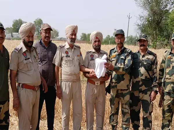 BSF ने 1.57 किलोग्राम हेरोइन के साथ तीन पाकिस्तानी ड्रोन बरामद किए BSF ने 1.57 किलोग्राम हेरोइन के साथ तीन पाकिस्तानी ड्रोन बरामद किए