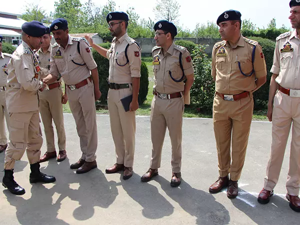 DGP ने दक्षिण कश्मीर रेंज में ऑपरेशनल तैयारियों की समीक्षा की DGP ने दक्षिण कश्मीर रेंज में ऑपरेशनल तैयारियों की समीक्षा की