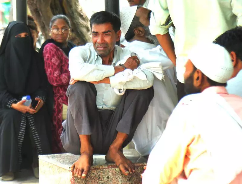 मुस्तफाबाद हादसा: 11 मृतकों के अंतिम संस्कार पर मातम मुस्तफाबाद हादसा: 11 मृतकों के अंतिम संस्कार पर मातम