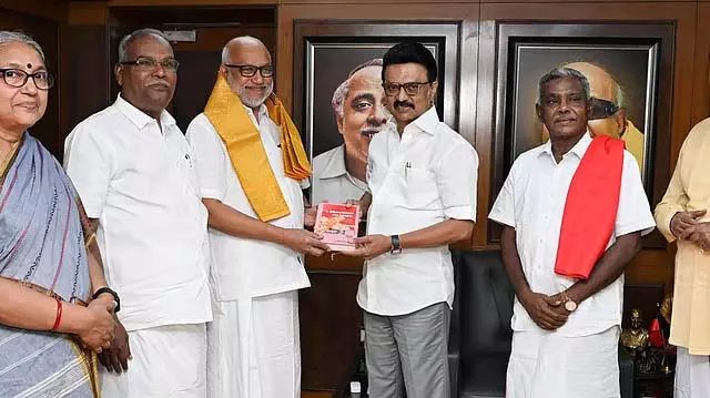 AIADMK-BJP गठबंधन: मार्क्सवादी महासचिव एम.ए. बेबी की आलोचना AIADMK-BJP गठबंधन: मार्क्सवादी महासचिव एम.ए. बेबी की आलोचना