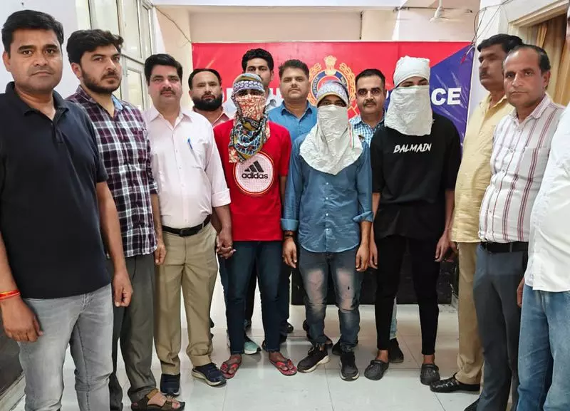 सीलमपुर में लड़के की हत्या के आरोप में 2 महिलाओं सहित 9 लोग गिरफ्तार सीलमपुर में लड़के की हत्या के आरोप में 2 महिलाओं सहित 9 लोग गिरफ्तार
