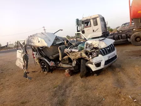 तेज रफ्तार स्कॉर्पियो और ट्रक के बीच जोरदार टक्कर, 4 लोगों की मौत तेज रफ्तार स्कॉर्पियो और ट्रक के बीच जोरदार टक्कर, 4 लोगों की मौत
