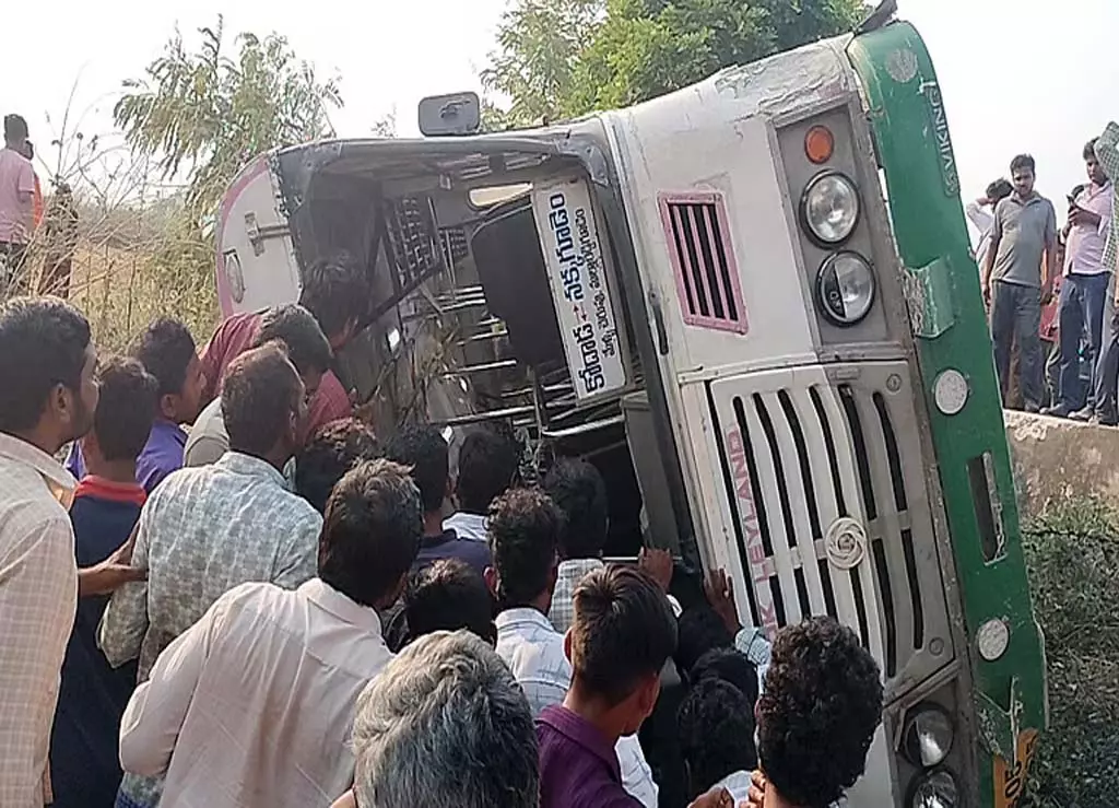 सूर्यपेट जिले में RTC बस पलटने से 20 लोग घायल सूर्यपेट जिले में RTC बस पलटने से 20 लोग घायल