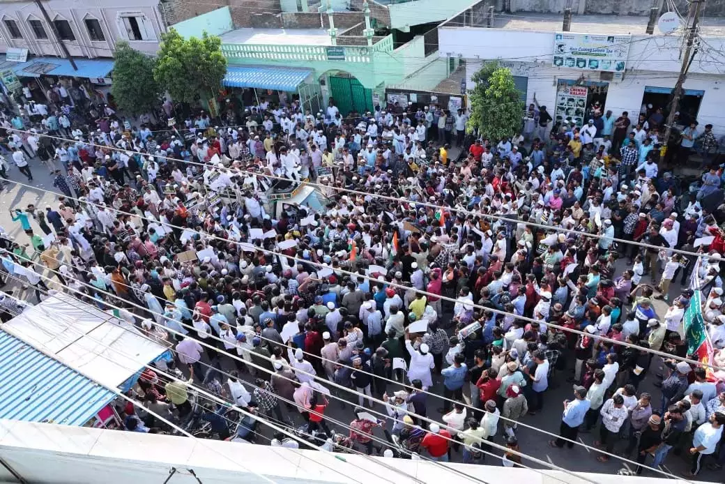 Nizamabad में वक्फ अधिनियम के खिलाफ बड़े पैमाने पर विरोध प्रदर्शन Nizamabad में वक्फ अधिनियम के खिलाफ बड़े पैमाने पर विरोध प्रदर्शन