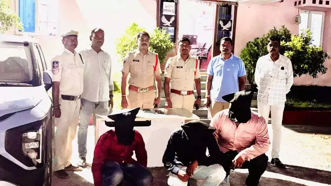 Warangal में 20 चोरियों के बाद पेट्रोल पंप धोखाधड़ी करने वालों को पकड़ा गया Warangal में 20 चोरियों के बाद पेट्रोल पंप धोखाधड़ी करने वालों को पकड़ा गया