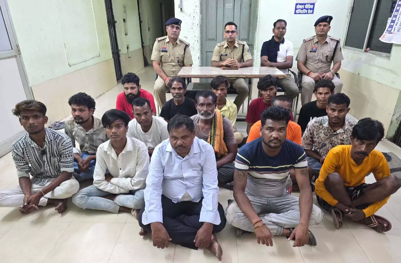 14 लोग नशा परोसने के आरोप में गिरफ्तार, पुलिस की तगड़ी कार्रवाई 14 लोग नशा परोसने के आरोप में गिरफ्तार, पुलिस की तगड़ी कार्रवाई