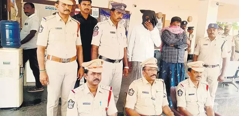 Guntur पुलिस ने बड़े अवैध विस्फोटक नेटवर्क का भंडाफोड़ किया Guntur पुलिस ने बड़े अवैध विस्फोटक नेटवर्क का भंडाफोड़ किया