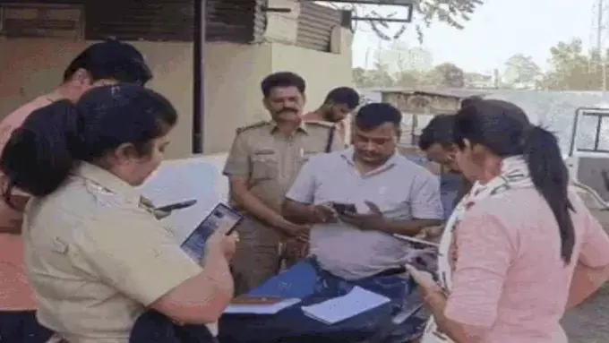 सवारी वाहन खाई में गिरा, 6 की मौत, पहले अनियंत्रित होकर पुलिया से टकराया सवारी वाहन खाई में गिरा, 6 की मौत, पहले अनियंत्रित होकर पुलिया से टकराया