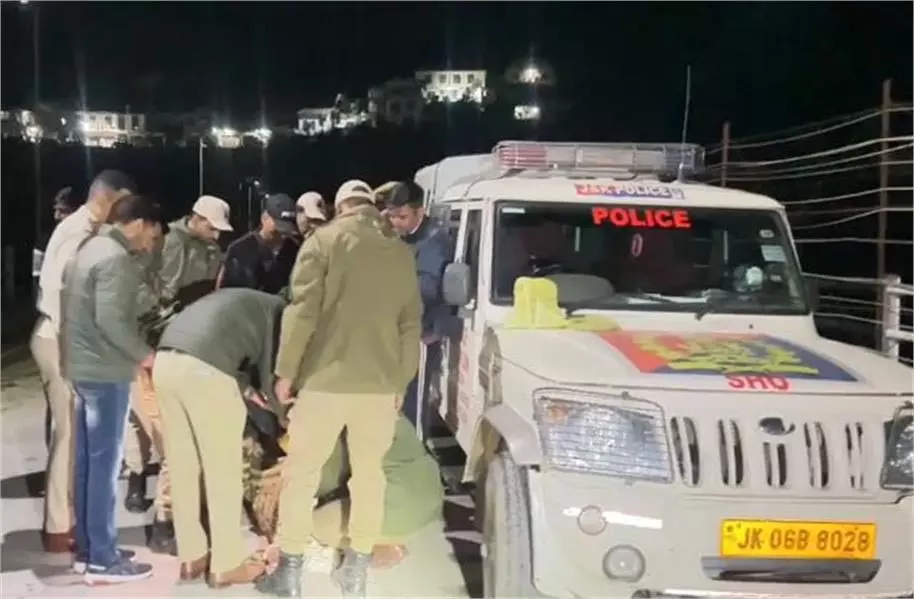 Jammu Kashmir: बाइक सवार के मंसूबे नाकाम, पुलिस की कार्रवाई Jammu Kashmir: बाइक सवार के मंसूबे नाकाम, पुलिस की कार्रवाई