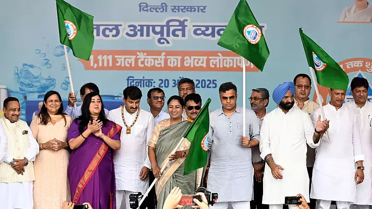 सीएम रेखा गुप्ता ने जीपीएस युक्त 1,100 पानी के टैंकरों को हरी झंडी दिखाई सीएम रेखा गुप्ता ने जीपीएस युक्त 1,100 पानी के टैंकरों को हरी झंडी दिखाई
