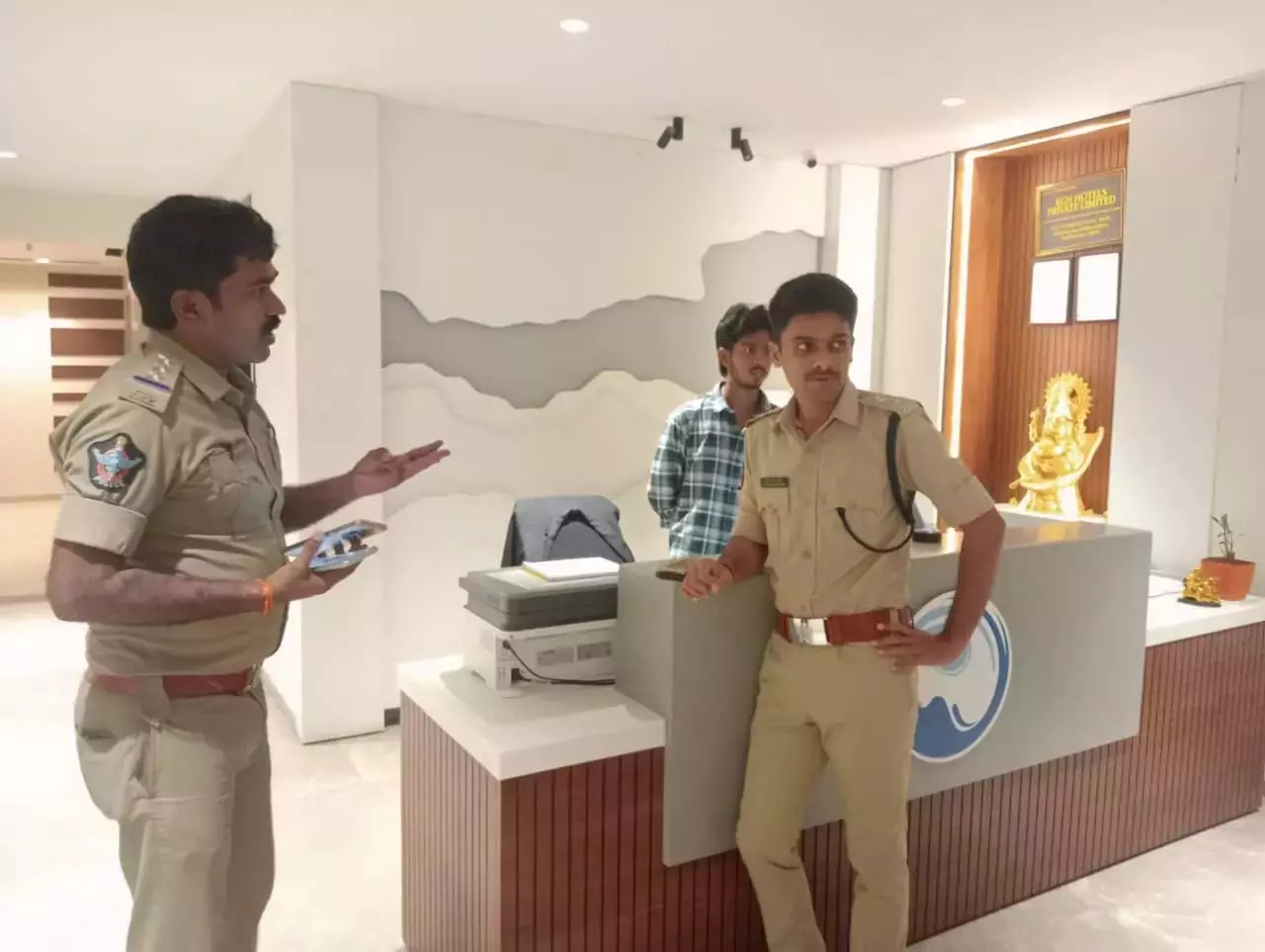 AP: विजयनगरम के श्रीकाकुलम में पुलिस ने लॉज पर छापेमारी की AP: विजयनगरम के श्रीकाकुलम में पुलिस ने लॉज पर छापेमारी की