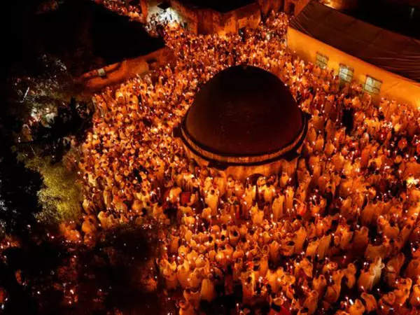 पवित्र अग्नि समारोह के लिए Jerusalem में पवित्र सेपुलचर चर्च में हजारों लोग एकत्रित हुए पवित्र अग्नि समारोह के लिए Jerusalem में पवित्र सेपुलचर चर्च में हजारों लोग एकत्रित हुए
