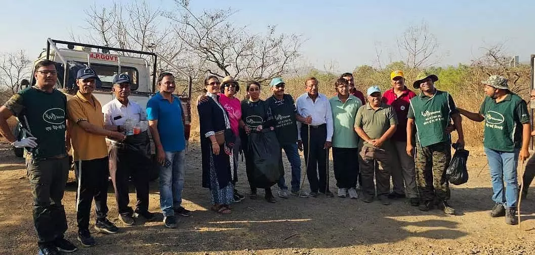 स्वच्छतम शहर के निवासियों द्वारा रालामंडल में कचरा फेंकने से अभयारण्य को नुकसान स्वच्छतम शहर के निवासियों द्वारा रालामंडल में कचरा फेंकने से अभयारण्य को नुकसान
