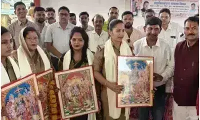 Pratapgarh: भव्य आयोजन में गूंजा महिला सशक्तिकरण का स्वर, मोना के जन्मदिन पर हुआ सम्मान समारोह Pratapgarh: भव्य आयोजन में गूंजा महिला सशक्तिकरण का स्वर, मोना के जन्मदिन पर हुआ सम्मान समारोह