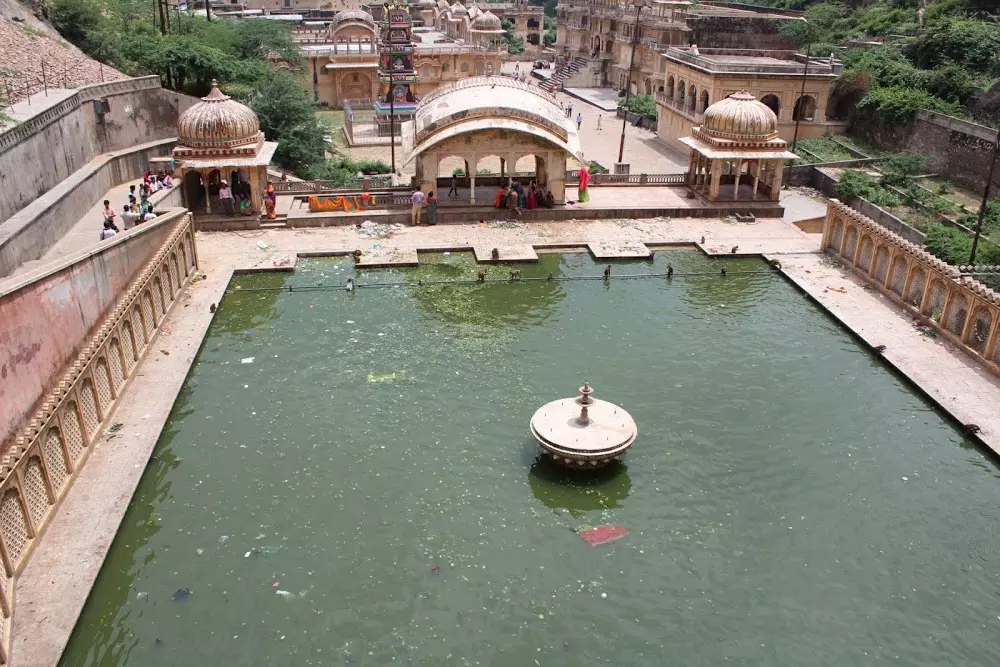 Galtaji Kund में स्नान से मिलती है आध्यात्मिक ऊर्जा, श्रद्धालुओं में है गहरी आस्था Galtaji Kund में स्नान से मिलती है आध्यात्मिक ऊर्जा, श्रद्धालुओं में है गहरी आस्था