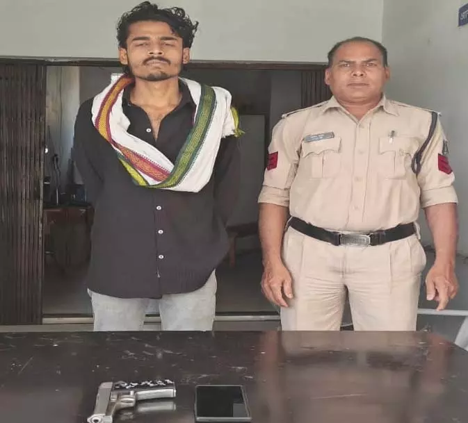 पिस्टल लेकर घूम रहा था रेलवे स्टेशन के पास, दबोचा गया आरोपी पिस्टल लेकर घूम रहा था रेलवे स्टेशन के पास, दबोचा गया आरोपी