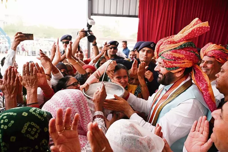 Haryana डायरी सीएम सैनी के लिए सम्मान की बाल्टी Haryana डायरी सीएम सैनी के लिए सम्मान की बाल्टी