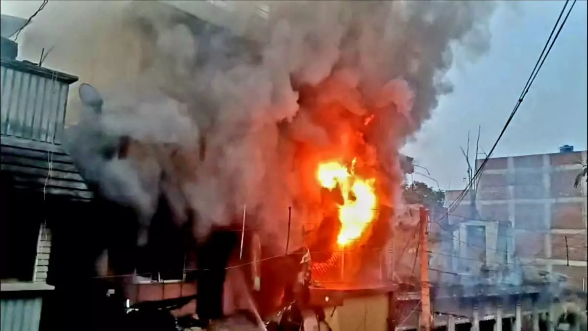 Giridih: आग की चपेट में आया मार्ट, रेस्क्यू में जुटी टीम Giridih: आग की चपेट में आया मार्ट, रेस्क्यू में जुटी टीम