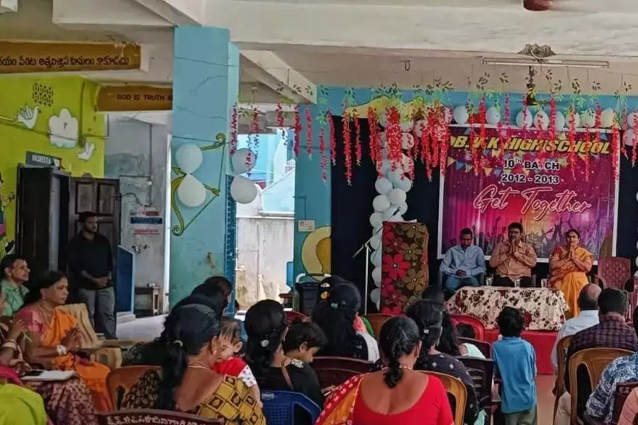 Old students विशेष क्षणों को संजोने के लिए फिर से मिले Old students विशेष क्षणों को संजोने के लिए फिर से मिले