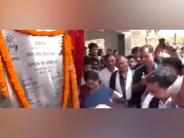 Delhi CM और केंद्रीय मंत्री मनोहर लाल खट्टर ने संकल्प गर्ल्स हॉस्टल का उद्घाटन किया Delhi CM और केंद्रीय मंत्री मनोहर लाल खट्टर ने संकल्प गर्ल्स हॉस्टल का उद्घाटन किया