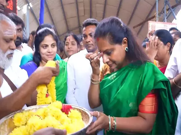 BRS MLC Kavitha ने भद्राचलम में सीता रामचन्द्र स्वामी मंदिर का दौरा किया BRS MLC Kavitha ने भद्राचलम में सीता रामचन्द्र स्वामी मंदिर का दौरा किया