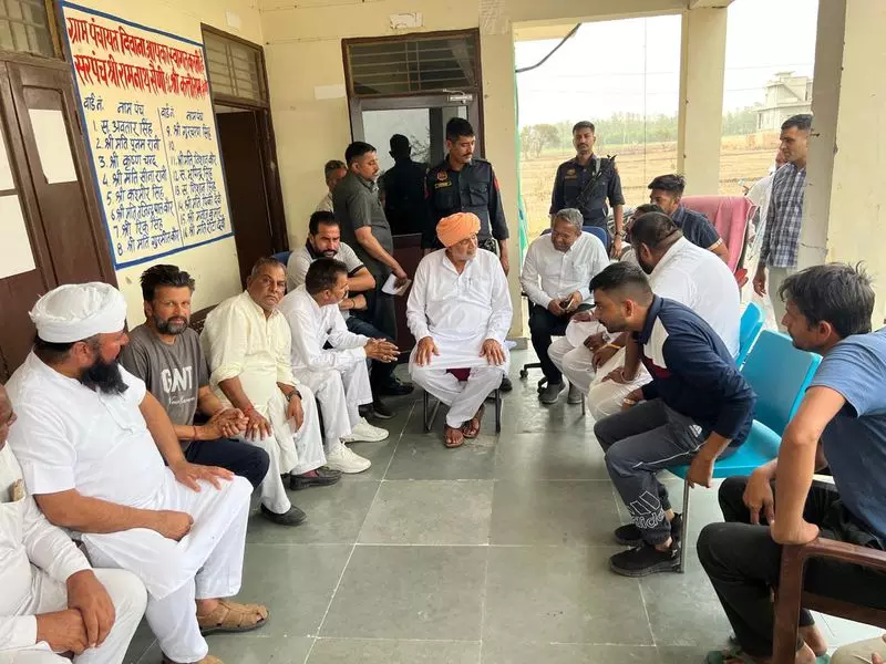 Haryana : कृषि मंत्री ने आग प्रभावित खेतों का दौरा किया Haryana : कृषि मंत्री ने आग प्रभावित खेतों का दौरा किया