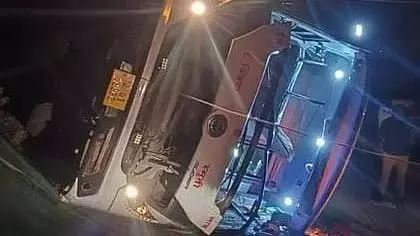 भोपाल-जबलपुर रोड पर ट्रैवलर बस पलटने से 10 फीट गहरी खाई में गिरी, 6 की मौत, दूल्हा-दुल्हन घायल भोपाल-जबलपुर रोड पर ट्रैवलर बस पलटने से 10 फीट गहरी खाई में गिरी, 6 की मौत, दूल्हा-दुल्हन घायल