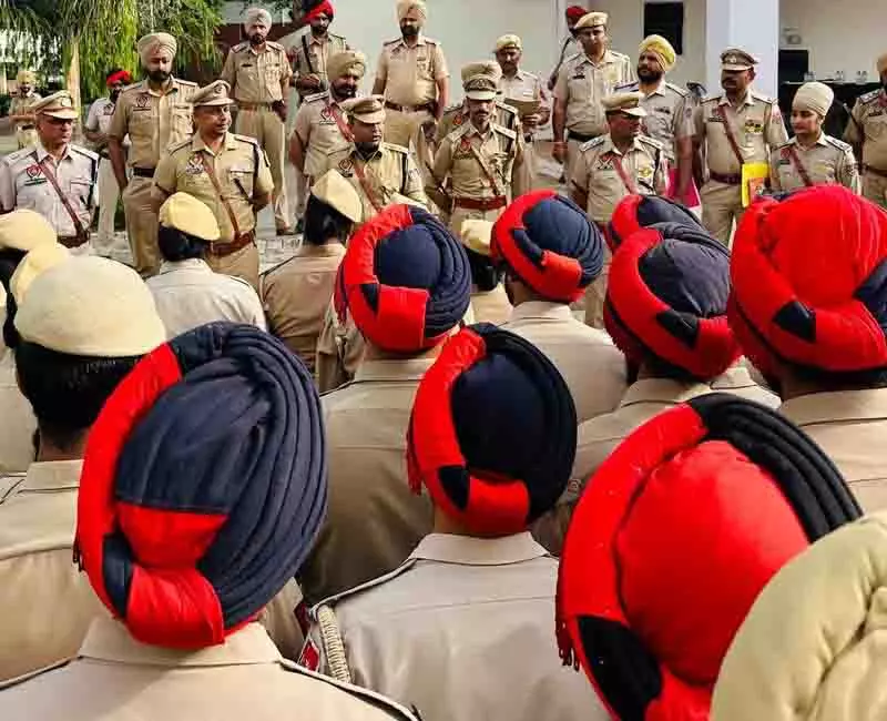ड्रग्स से लड़ने के लिए एक दिन में 250 Gurdaspur पुलिसकर्मियों को स्थानांतरित किया ड्रग्स से लड़ने के लिए एक दिन में 250 Gurdaspur पुलिसकर्मियों को स्थानांतरित किया
