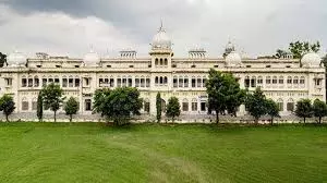 Lucknow: विधि विश्वविद्यालय में CCTV की निगरानी, फिर भी नकल करने वाले छात्र सक्रिय Lucknow: विधि विश्वविद्यालय में CCTV की निगरानी, फिर भी नकल करने वाले छात्र सक्रिय