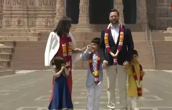 अमेरिकी उपराष्ट्रपति वेंस और परिवार ने दिल्ली के अक्षरधाम मंदिर का किया दौरा अमेरिकी उपराष्ट्रपति वेंस और परिवार ने दिल्ली के अक्षरधाम मंदिर का किया दौरा