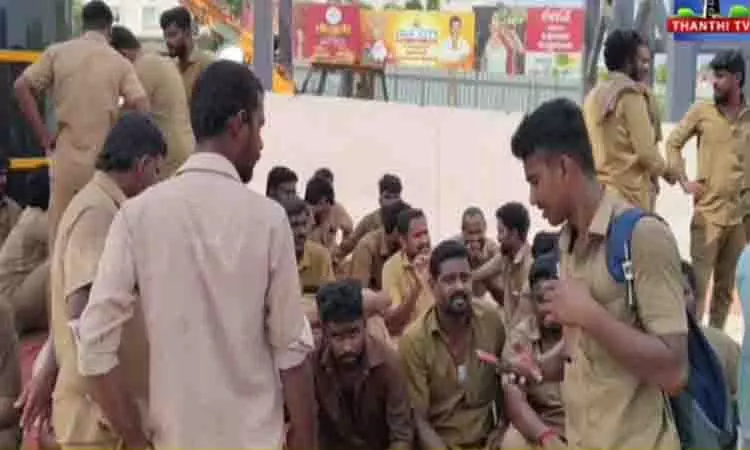 CHENNAI: अस्थायी बस चालकों और परिचालकों ने स्थायी नौकरी की मांग को लेकर किया विरोध प्रदर्शन CHENNAI: अस्थायी बस चालकों और परिचालकों ने स्थायी नौकरी की मांग को लेकर किया विरोध प्रदर्शन