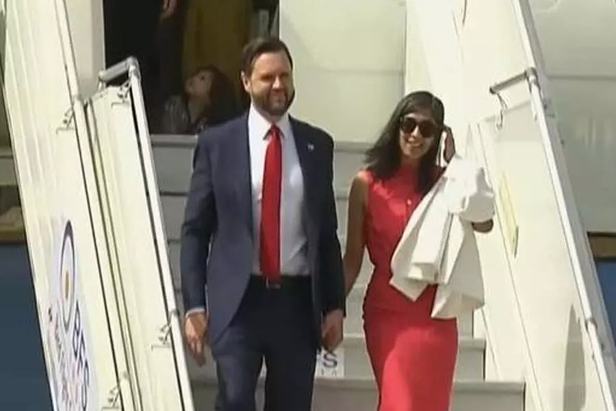 Vice President JD Vance और उनका परिवार ऐतिहासिक यात्रा पर पहुंचे भारत Vice President JD Vance और उनका परिवार ऐतिहासिक यात्रा पर पहुंचे भारत