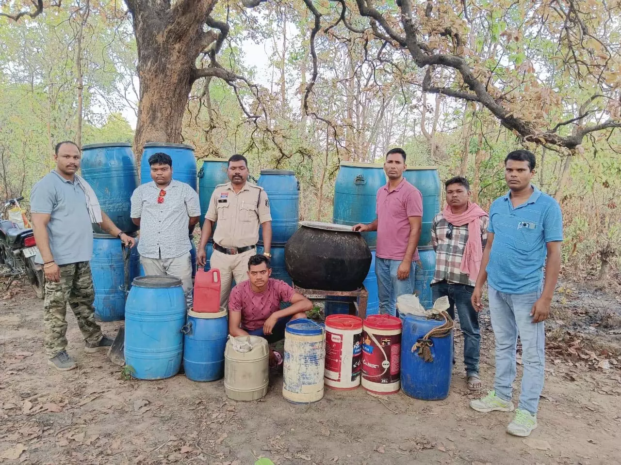 जंगल में बड़े पैमाने पर बनाई जा रही थी महुआ शराब, पुलिस की रेड जंगल में बड़े पैमाने पर बनाई जा रही थी महुआ शराब, पुलिस की रेड