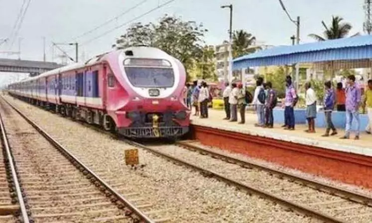 Hyderabad में उपेक्षित उपनगरीय स्टेशनों ने चिंता बढ़ा दी Hyderabad में उपेक्षित उपनगरीय स्टेशनों ने चिंता बढ़ा दी