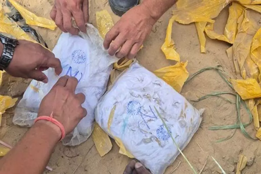 नशा विरोधी अभियान में 34 लोगों को पकड़ा, हेरोइन का जखीरा किया जब्त नशा विरोधी अभियान में 34 लोगों को पकड़ा, हेरोइन का जखीरा किया जब्त