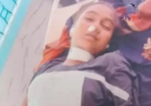 बहन को देखकर चीख पड़ी किशोरी, गला काटकर सुसाइड बहन को देखकर चीख पड़ी किशोरी, गला काटकर सुसाइड