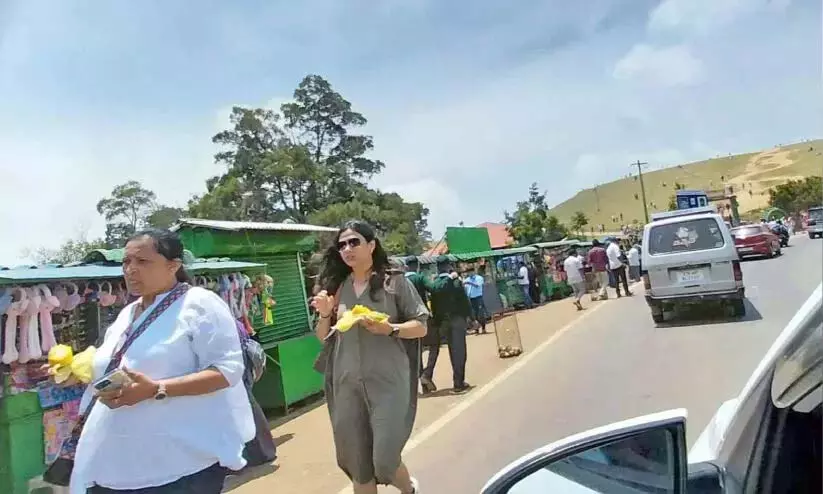 Kerala: ई-पास शुरू होने से नीलगिरी आने वाले पर्यटकों की संख्या में कमी आई Kerala: ई-पास शुरू होने से नीलगिरी आने वाले पर्यटकों की संख्या में कमी आई