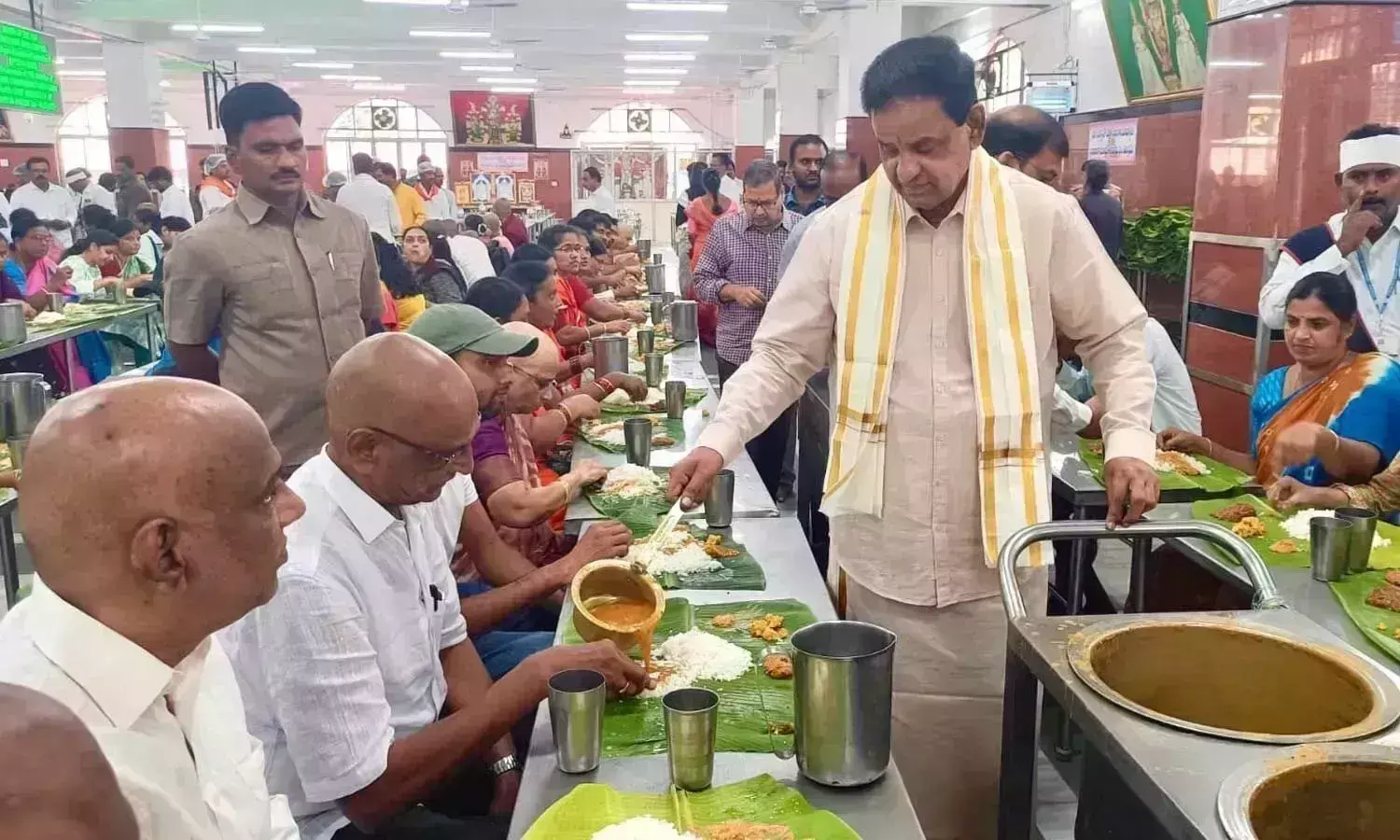 CM के जन्मदिन पर अन्नप्रसादम के लिए 44 लाख रुपये दान किए गए CM के जन्मदिन पर अन्नप्रसादम के लिए 44 लाख रुपये दान किए गए