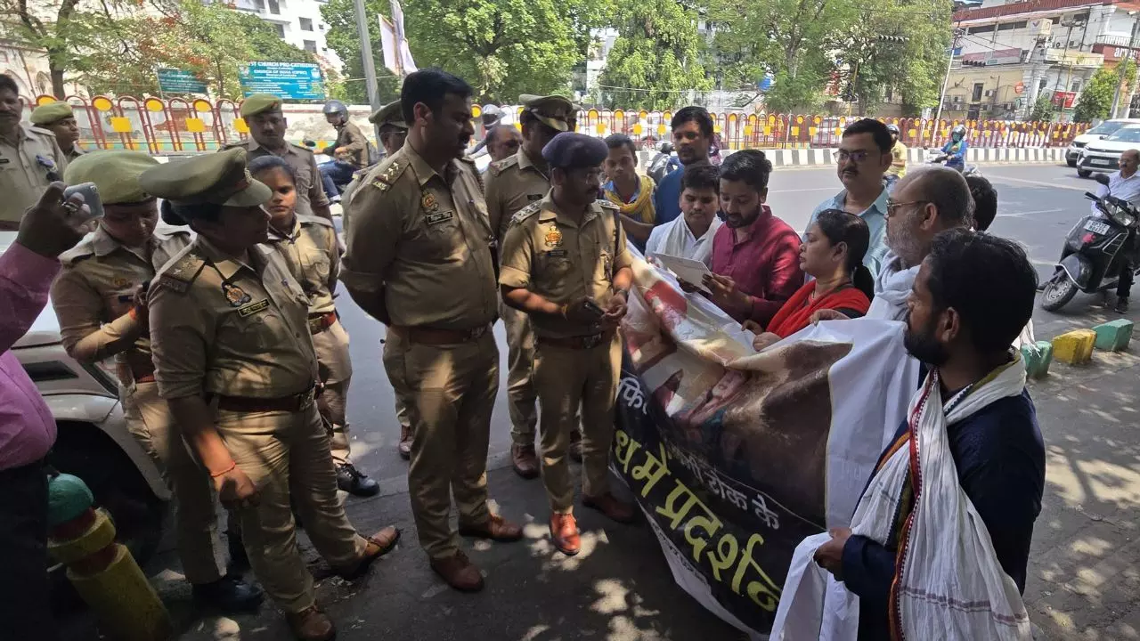 Lucknow: फिल्म Phule की रिलीज पर रोक के खिलाफ आम आदमी पार्टी का प्रदर्शन Lucknow: फिल्म Phule की रिलीज पर रोक के खिलाफ आम आदमी पार्टी का प्रदर्शन