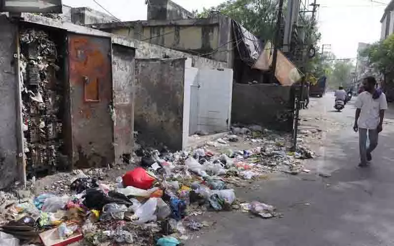 Jalandhar: नई अनाज मंडी की ओर जाने वाली सड़क पर कूड़े के ढेर और गड्ढे Jalandhar: नई अनाज मंडी की ओर जाने वाली सड़क पर कूड़े के ढेर और गड्ढे