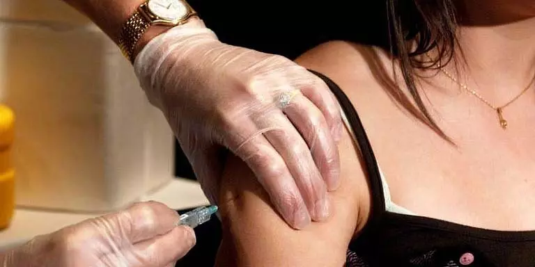 100 वंचित लड़कियों को गर्भाशय-ग्रीवा कैंसर की रोकथाम के लिए HPV टीका लगाया गया 100 वंचित लड़कियों को गर्भाशय-ग्रीवा कैंसर की रोकथाम के लिए HPV टीका लगाया गया