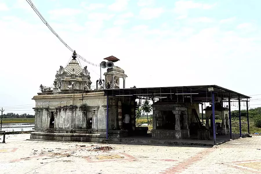 प्राचीन शिव मंदिर में दयालु नंदी प्राचीन शिव मंदिर में दयालु नंदी