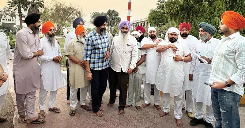 सरकारी सडक़ की प्राइवेट मरम्मत सरकारी सडक़ की प्राइवेट मरम्मत