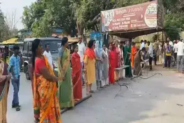 Chakradharpur में पानी की किल्लत पर महिलाओं का विरोध, NH-75 जाम Chakradharpur में पानी की किल्लत पर महिलाओं का विरोध, NH-75 जाम