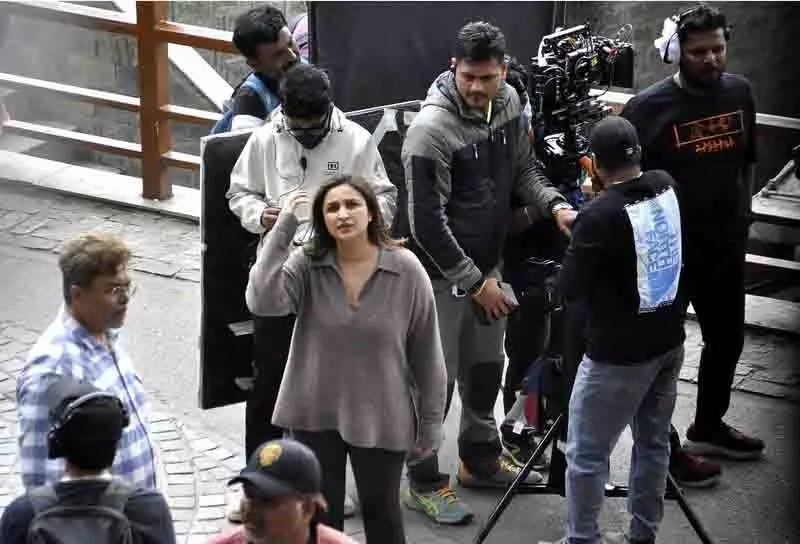 नेटफ्लिक्स थ्रिलर की शूटिंग के लिए Shimla पहुंचीं परिणीति नेटफ्लिक्स थ्रिलर की शूटिंग के लिए Shimla पहुंचीं परिणीति