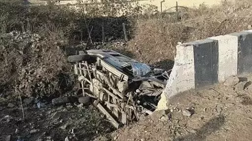 MP के उज्जैन में SUV के ट्रक से टकराने से 4 की मौत, 3 गंभीर रूप से घायल MP के उज्जैन में SUV के ट्रक से टकराने से 4 की मौत, 3 गंभीर रूप से घायल