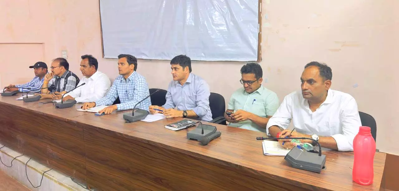 Jalore: हिटस्ट्रोक से बचाव के संबंध में उपखंड अधिकारी ने ली चिकित्सा अधिकारियों की बैठक Jalore: हिटस्ट्रोक से बचाव के संबंध में उपखंड अधिकारी ने ली चिकित्सा अधिकारियों की बैठक