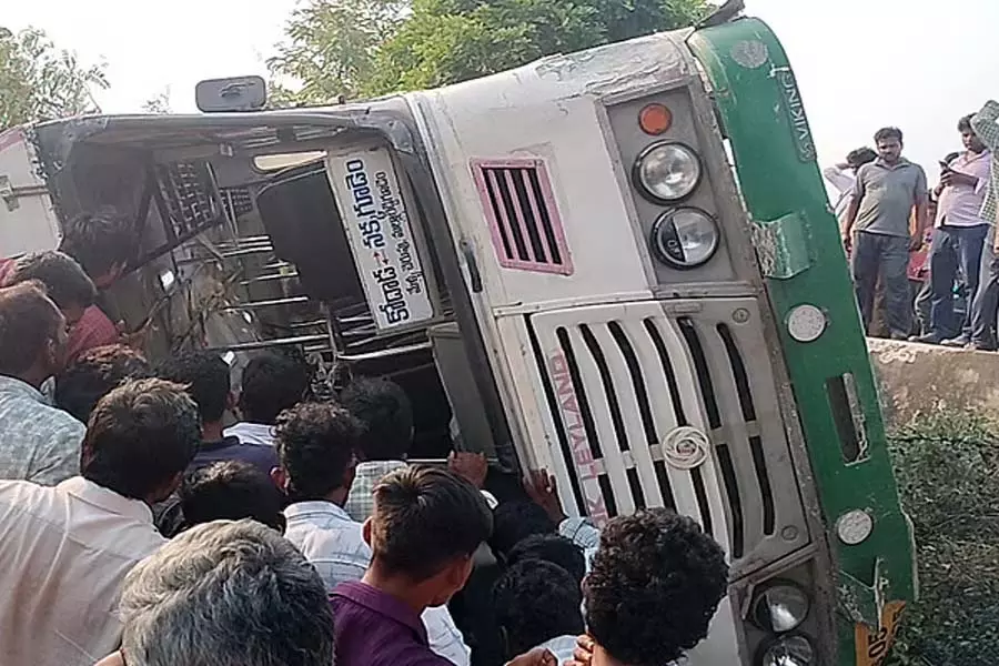 सूर्यपेट जिले में आरटीसी बस पलटने से 20 लोग घायल सूर्यपेट जिले में आरटीसी बस पलटने से 20 लोग घायल