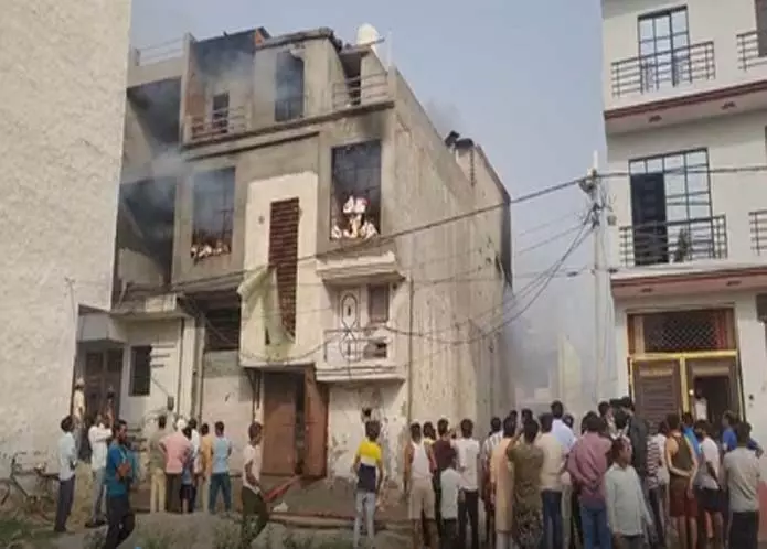 BREAKING: फैन बॉक्स फैक्ट्री में भीषण आग, चार मजदूर झुलसे BREAKING: फैन बॉक्स फैक्ट्री में भीषण आग, चार मजदूर झुलसे